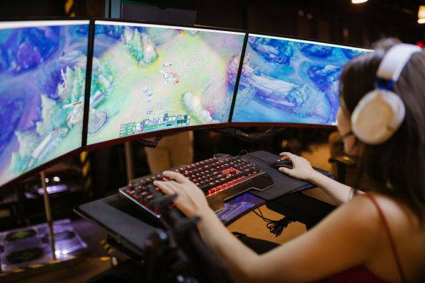 Unraveling the impact of latency on the multiplayer gaming experience